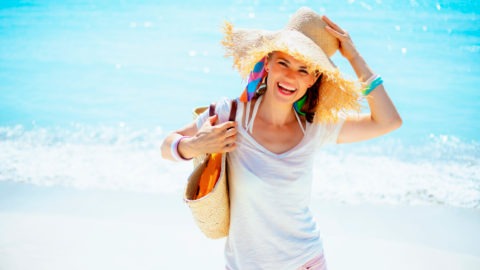 Femme Collaborative Mode femme-souriante-bord-de-mer