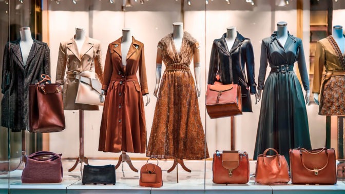 Femme Collaborative Mode vitrine-de-grangs-magasins-luxe