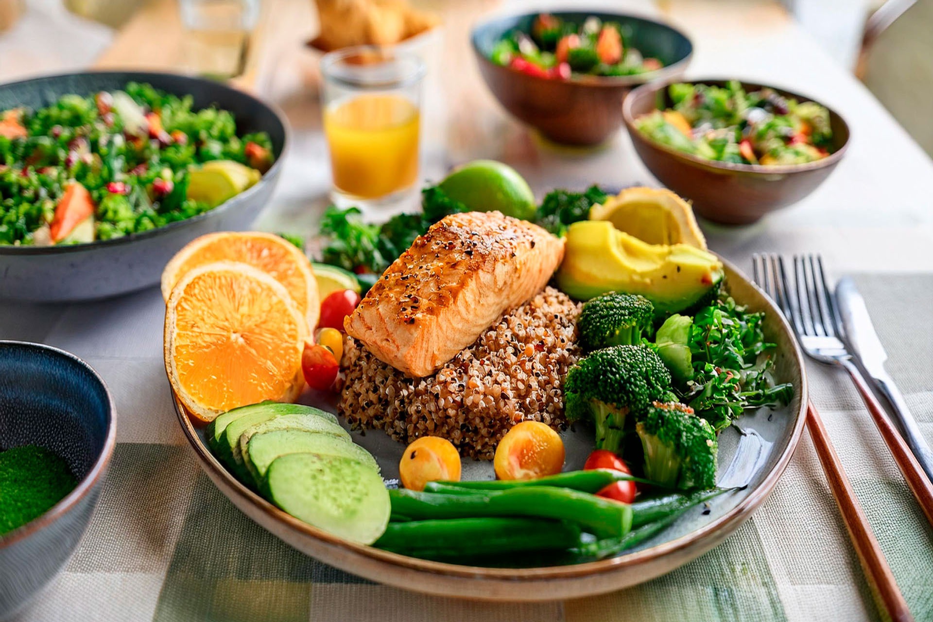 Femme Collaborative Guide Alimentation Equilibrée Saumon Quinoa