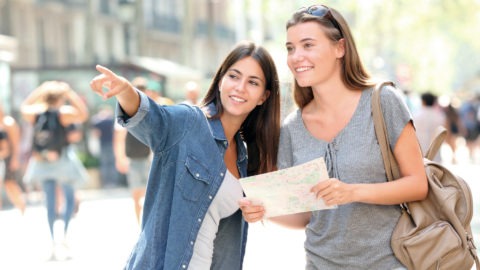 femme-collaborative-voyageuse-locale