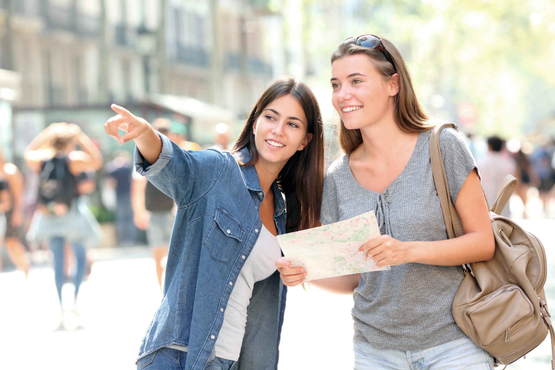 femme-collaborative-voyageuse-locale