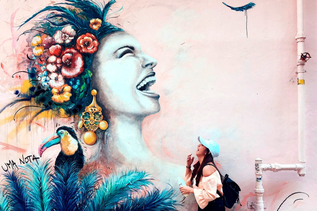 femme-collaborative-voyageuse-local