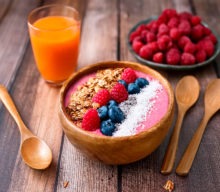 Smoothie Bowl aux Baies et Granola Maison