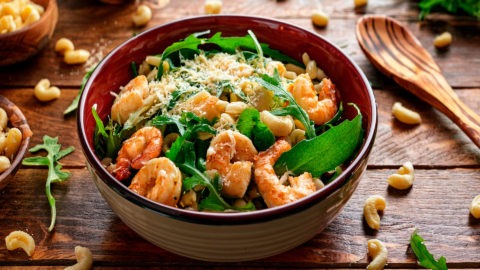 Femme Collaborative Recette Pâtes aux Crevettes et Pesto de Roquette