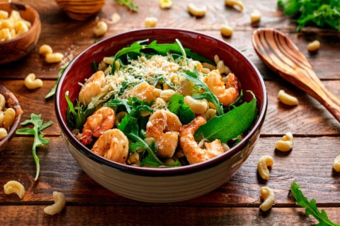 Femme Collaborative Recette Pâtes aux Crevettes et Pesto de Roquette