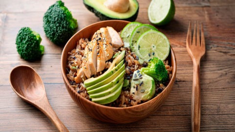 Buddha Bowl au Poulet Grillé et Légumes Verts