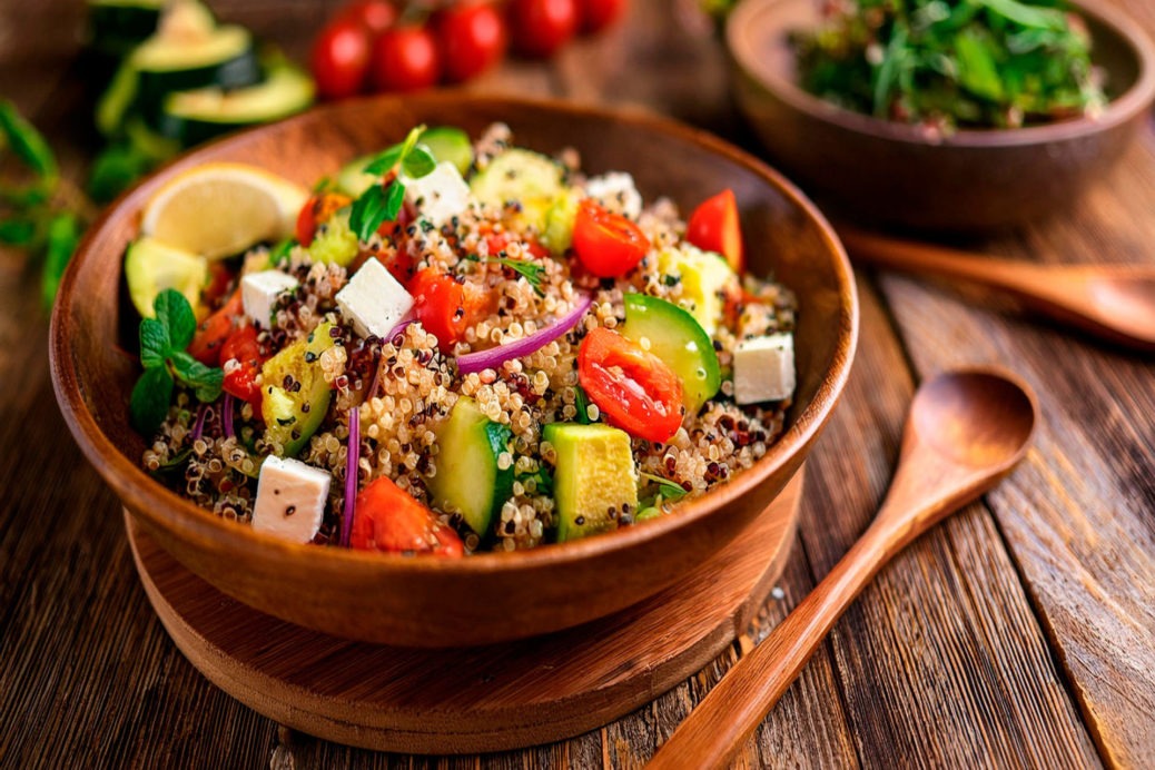 Femme Collaborative Recette Salade de Quinoa aux Légumes Rôtis et Feta