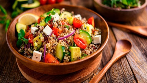Femme Collaborative Recette Salade de Quinoa aux Légumes Rôtis et Feta